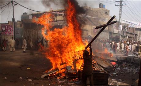Pakistan Riot burning Christian homes